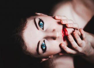 יצירת לוק מנצח על ידי שילוב נכון של בגדים ואקססוריז