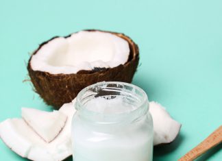 כיצד שמן קוקוס עוזר לשיער יבש?