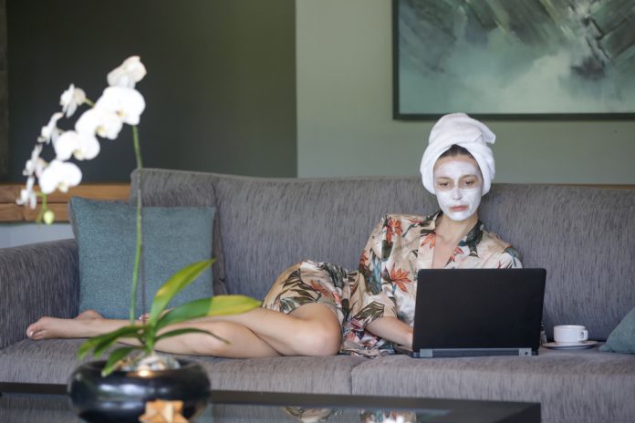ספא‌ ‌על‌ ‌הספה:‌ ‌איך‌ ‌לשמור‌ ‌על‌ ‌עור‌ ‌מטופח‌ ‌גם‌ ‌בזמן‌ ‌בידוד‌ ‌ביתי?‌ ‌