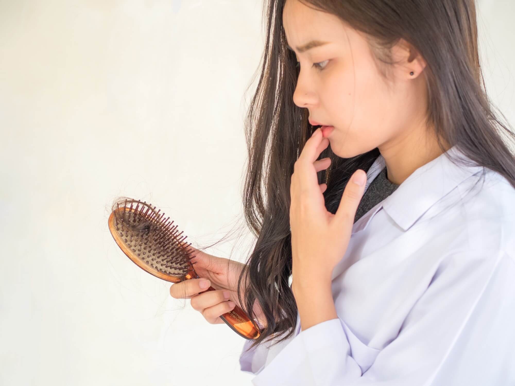 איך למנוע נשירת שיער אצל נשים – 10 פתרונות טבעיים
