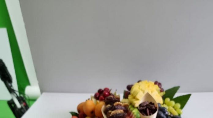 מתנה קטנה עם מחשבה גדולה – סלסלת פירות בהרמת כוסית לצוות החברה