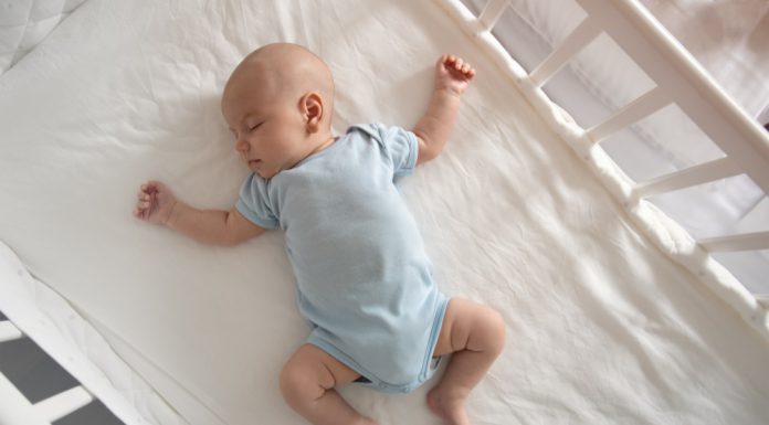 מיטת התינוק הראשונה שלו