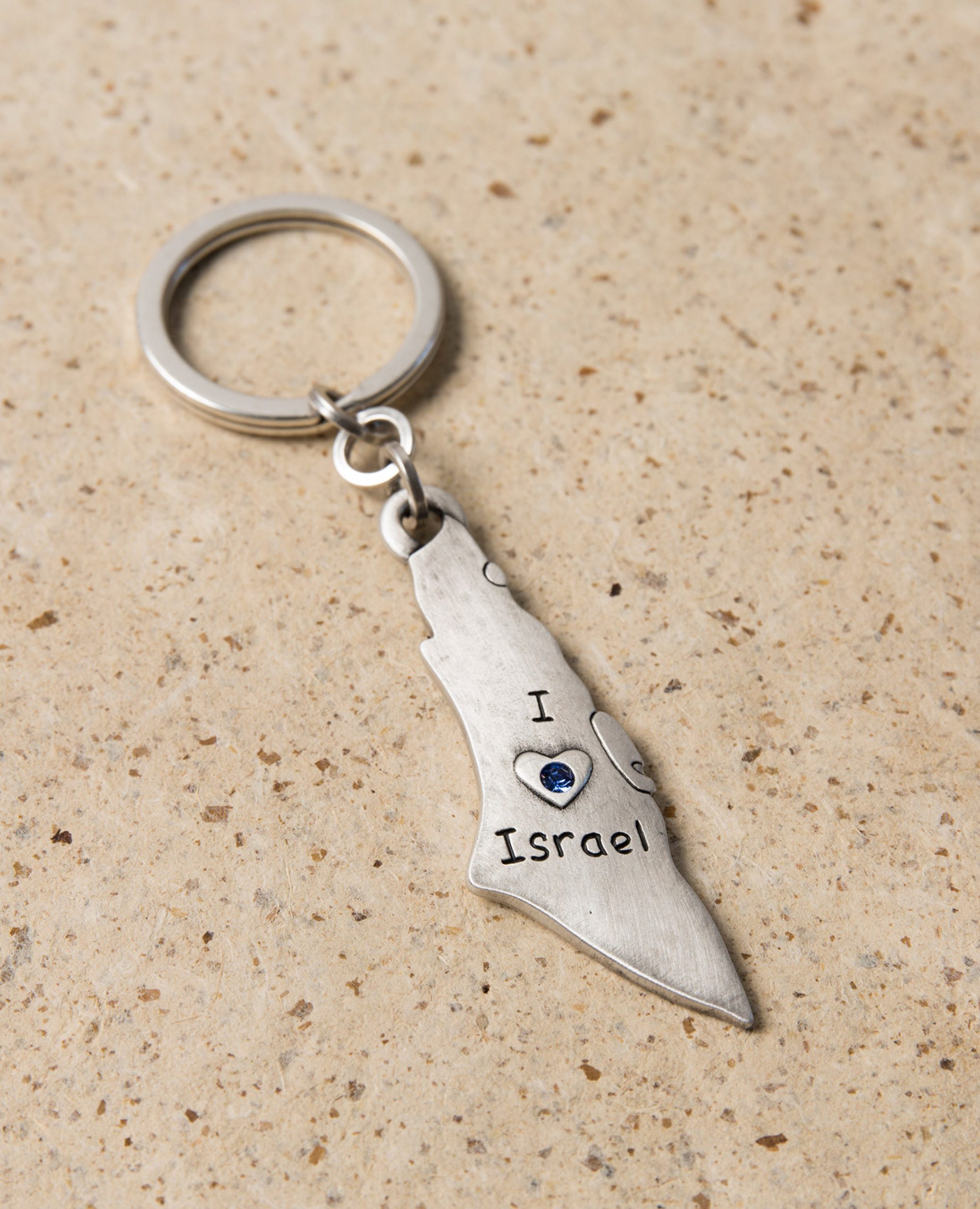 מחזיק מפתחות המעוצב כמפת ארץ ישראל