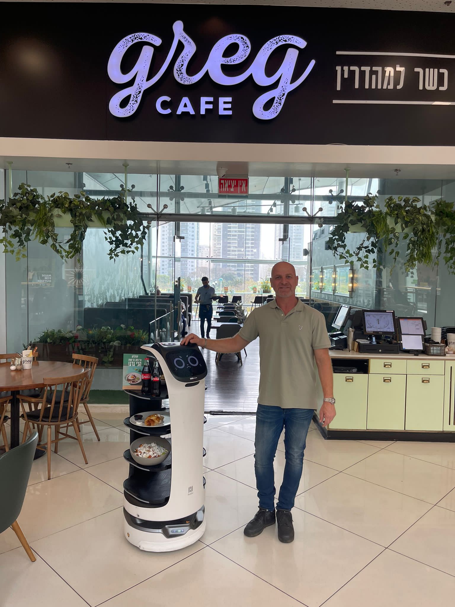 רשתות הקפה גרג וביגה החלו לשלב רובוטים בסניפי הרשת שיישמשו כמלצרים, מארחת ואף יערכו שליחויות מזון בקניון